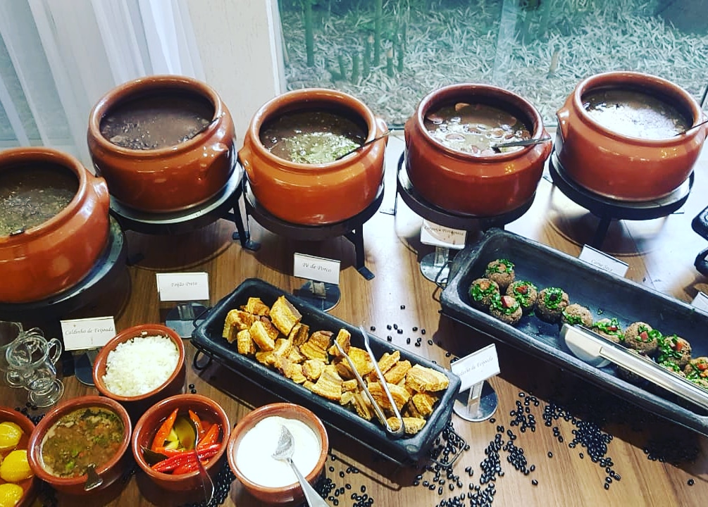 Ruh Gastronomia promove feijoada com roda de samba