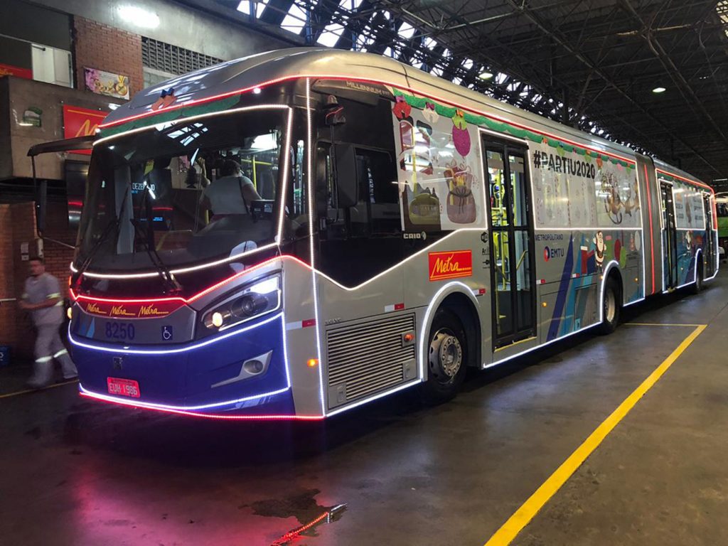 Ônibus de Natal da Metra tem Papai e Mamãe Noel no corredor ABD