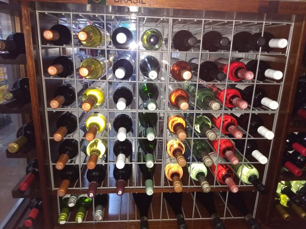 Padaria Brasileira inaugura nova adega de vinhos em uma de suas unidades