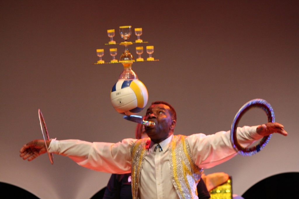 Atrium Shopping apresenta show de equilibrismo com o mestre circense Bruno Edson