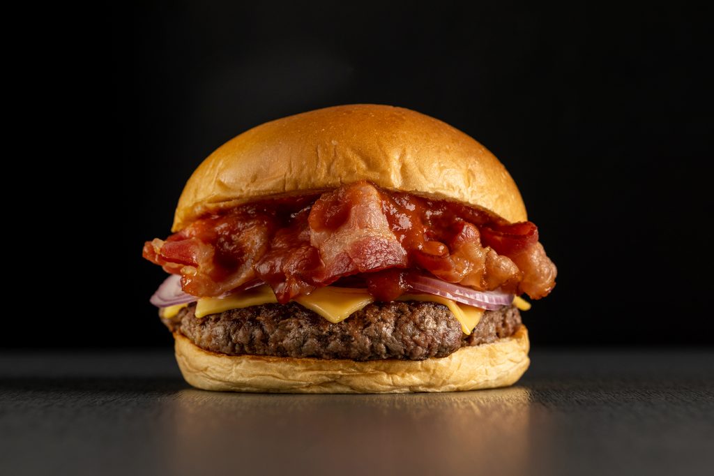Muito bacon: Bullguer lança hambúrguer com bacon duplamente defumado