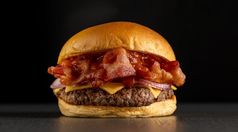 Muito bacon: Bullguer lança hambúrguer com bacon duplamente defumado