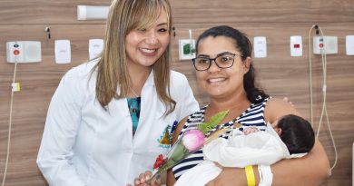 Débora de Menezes Tanabe com a paciente Larissa Amaral e o recém-nascido Pietro