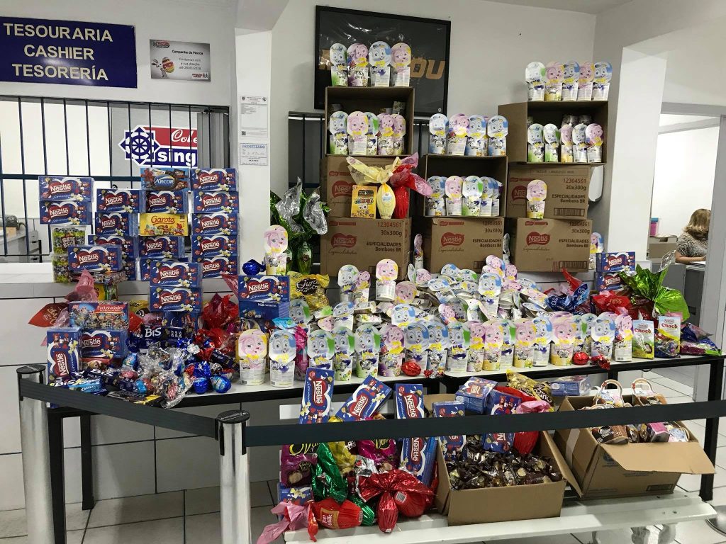 Campanha social arrecada chocolate para crianças carentes