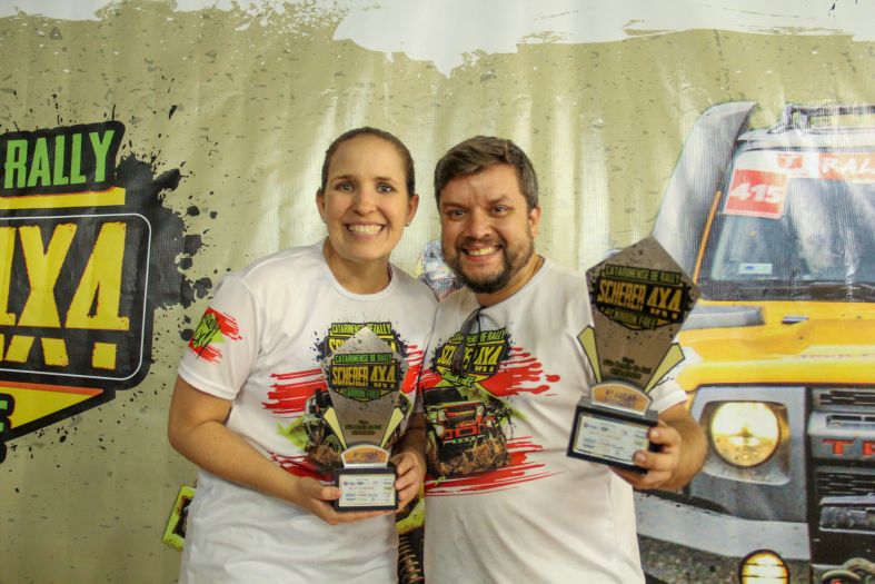 Web | Em alta Aline Ben/Comunicação 4x4 Pódio da categoria Turismo em São Bento do Sul O Campeonato Catarinense de Rally Scherer 4x4 Carbon Free abriu a temporada de provas em 2020 no dia 7 de março em São Bento do Sul (SC). No total, mais de 40 veículos nas categorias de carros 4x4: Master, Graduado, Turismo e Light, além de UTVs e Quadriciclos, disputaram os primeiros pontos da competição estadual. A prova contou com 150 quilômetros de percurso, sendo 76 de trechos especiais cronometrados. Entre os destaques esteve a dupla de Santo André, formada pelo piloto Gustavo Amorim e pela navegadora Débora Bonatti, que conquistou o quarto lugar na prova pela categoria Turismo. O percurso da prova incluiu duas etapas, iniciando em terrenos de reflorestamentos e piso seco. No final, os competidores foram desafiados em uma pista de veloterra na Fazenda Evaristo, em Rio Negrinho, e enfrentaram a maior adversária da prova de São Bento do Sul: a poeira. Ao final do desafio a cidade de Piratuba (SC) foi a grande vencedora do dia com campeões nas duas categorias destinadas aos competidores mais experientes. O piloto Leandro Riffel venceu na Master ao lado do navegador de Capinzal (SC), Michael Masson. Já a dupla de Piratuba formada pelo piloto José Andrade Junior e pelo seu filho, o navegador Bernardo Schafer, foi a campeã da Graduado. Pela Turismo, as cidades de Tubarão (SC) e Caçador (SC) foram para o alto do pódio com o piloto Ramon Oliveira e o navegador e Diógenes Pegoraro, respectivamente. Na Light o município de Blumenau (SC) levou a melhor com a dupla formada pelo piloto Leandro Hadlich e pelo navegador Gustavo Pauli. Já no Quadriciclo o piloto Ricardo Santos, de Criciúma (SC), foi o grande campeão e iniciou a competição no topo da classificação geral. Santo André no pódio da Turismo O piloto Gustavo Amorim e a navegadora Débora Bonatti decidiram aprimorar suas técnicas no rally de regularidade em 2020 e apostar em novas provas. "Decidimos que a gente queria diversificar para ter um pouco mais de aprendizado dentro do que o rally pode nos oferecer. A gente vinha em uma cadência de fazer apenas provas da Mitsubishi, mas de uns anos pra cá resolvemos participar de outros campeonatos para ter experiências diferentes", conta Débora. Entre os campeonatos listados, a dupla decidiu participar do estadual catarinense, um dos mais disputados do Brasil. "Em especial a prova de São Bento do Sul foi muito legal. A gente já conhecia o trabalho do Alexandre Rech como diretor adjunto do Transcatarina e sabemos que as provas dele são muito bem medidas, técnicas e com pegadinhas. Então para nós foi muito legal porque a prova exigiu tanto do piloto, que tinha que fazer retomadas muito boas, respeitar velocidades altas, além das mudanças de médias bem legais, e também exigiu da navegação, principalmente na segunda etapa que tinha dois balaios (trechos mais difíceis e com pegadinhas), tanto no começo como no fim", destaca a navegadora de Santo André. Gustavo e Débora participam da categoria Turismo e conquistaram o quarto lugar no pódio de São Bento do Sul. A dupla aproveita o momento de aprendizado para passar dicas a outros competidores iniciantes no esporte através de um Canal no Youtube, o "Projeto Piloto". A iniciativa também conta com um perfil no Instagram @canalprojetopiloto. "No começo a gente conseguiu ir bem e fizemos o balaio no tempo, mas no final na pistinha, no meio do poeirão, essa parte realmente pegou a gente e nós erramos uma tulipa (referência). Poderíamos ter ficado em primeiro na geral, mas por conta de um erro, por conta de um minuto, a gente se atrasou faltando dois minutos para terminar a prova. Realmente não deu pra nós, mas serviu de aprendizado", detalha Débora. De acordo com a navegadora da Turismo, a experiência na abertura do Campeonato Catarinense de Rally Scherer 4x4 Carbon Free serviu para mostrar onde a dupla ainda precisar se aprimorar. "A gente sabe que precisa melhorar bastante coisa na comunicação e na interação entre piloto e navegador. De maneira geral a gente gostou muito da prova porque percebemos uma coisa que a gente não vê isso na maioria dos rallys que a gente participa. A preocupação da organização com todos os detalhes, desde o momento da inscrição até o final do dia. O pessoal do Sul é muito acolhedor e é isso que faz a gente voltar cada vez mais para as provas da região", encerra. Ainda na categoria Turismo, outra dupla do estado de São Paulo chegou perto do pódio. O piloto Sérgio Maurano e a navegadora Adriana Maurano são da capital e conquistaram a sexta colocação na classificação geral. A dupla chegou a ficar em primeiro lugar na primeira parte da prova, mas fez uma sexta colocação na parte final do percurso. A prova de São Bento do Sul foi a primeira no novo formato do Campeonato Catarinense em união com a Copa Scherer 4x4 Carbon Free. A organização iniciou a temporada mesclando as características das duas competições e ainda fazendo ajustes para melhoria do campeonato. Já na abertura da temporada pilotos e navegadores fizeram doações de cinco quilos de alimentos não perecíveis por dupla e plantaram mudas dentro do projeto "Carbon Free", que promete neutralizar o carbono emitido pelos veículos plantando uma árvore a cada 100 quilômetros percorridos. Na primeira prova do ano o projeto foi realizado no terreno do Jeep Clube de São Bento do Sul. Compromisso ambiental A especificação Carbon Free está ligada ao compromisso ambiental dos competidores, organizadores e patrocinadores do Campeonato Catarinense de Rally Scherer 4x4. Todo o carbono emitido pelos veículos é neutralizado por meio do plantio de árvores nativas. A atividade na maioria das vezes é realizada ainda em meio à prova. A cada 100 quilômetros percorridos por veículo, a organização garante que uma árvore seja plantada. Calendário 2020* 1ª Etapa: São Bento do Sul no dia 7 de março 2ª Etapa: Caçador no dia 18 de abril 3ª Etapa: Brusque (Fenajeep) no dia 13 de junho 4ª Etapa: Local em definição para prova do dia 17 de outubro 5ª Etapa: Local em definição para prova do dia 28 de novembro * Datas sujeitas a alteração devido às medidas de segurança recomendadas pelo Ministério da Saúde com relação a pandemia do Coronavírus (Covid-19). Fique por dentro do Catarinense de Rally Scherer 4x4 Participe das atividades do Campeonato Catarinense de Rally Scherer 4x4 Carbon Free acompanhando a página e os grupos do Facebook. No Instagram a competição está presente com o perfil @catarinenserallyscherer e também conta com Canal no YouTube, acesse e assista as aventuras de um dos maiores estaduais de rally regularidade do Brasil. O Campeonato Catarinense de Rally Scherer 4x4 Carbon Free tem supervisão da Federação de Automobilismo de Santa Catarina (Fauesc) e da Federação Catarinense de Motociclismo (FCM). A organização é de West Eventos 4x4 Carbon Free e Trecho 1 Eventos e Promoções, com apoio do Jeep Clube de São Bento do Sul. O patrocínio master é de Scherer Autopeças, Trilha SC, GS 4x4 Performance, 3RS Confecções e Maxxis Pneus. O apoio é de Filtros Tecfil, Mahle Original, Sabó, Monroe Amortecedores, Tecnnic Eletrônica Industrial e Cervejaria Berg Bier. Confira abaixo os pódios completos da prova de São Bento do Sul: PÓDIO MASTER (Piloto/Navegador) 1. Leandro Rodrigo Riffel (Piratuba-SC) e Michael Masson (Capinzal-SC) 2. Rui Schmitz (Blumenau-SC) e André Lenger (Chapecó-SC) 3. Gustavo Schmidt (São José-SC) e Tiago Poisl (Gravataí-RS) 4. Flávio Roberto Kath (Blumenau-SC) e Rafain Walendowsky (Brusque-SC) 5. Deonilson Salla (Curitiba-PR) e Roberto Spessatto (Chapecó-SC) PÓDIO GRADUADO (Piloto/Navegador) 1. José Andrade Junior e Bernardo Schafer Andrade (Piratuba-SC) 2. Milton Roberto Dresch (Estrela-RS) e Rafael Pinto (Curitiba-PR) 3. Dirceu Potrich (Ipira-SC) e Leonardo Menarim (Castro-SC) 4. Giovani de Mello (Porto Alegre-RS) e Fábio Conte (Joaçaba-SC) 5. Oscar José Schmidt e Oscar Schmidt Bisneto (São José-SC) PÓDIO TURISMO (Piloto/Navegador) 1. Ramon Oliveira (Tubarão-SC) e Diógenes Pegoraro (Caçador-SC) 2. Osmar Fleischmann e Vítor Fleischmann (São Bento do Sul-SC) 3. Denílson Bonfanti e Bruna Oliveira (São Bento do Sul-SC) 4. Gustavo Amorim e Débora Bonatti (Santo André-SP) 5. Carlos Alberto Volpato e Carlos Alberto Volpato Filho (Tubarão-SC) PÓDIO LIGHT (Piloto/Navegador) 1. Leandro Hadlich e Gustavo Pauli (Blumenau-SC) 2. Camilo Deleles Oliveira e Giulliano Deleles Oliveira (Curitiba-PR) 3. Sven Fischer e Aline Stal (São Bento do Sul-SC) 4. Rafael Silveira Colonetti e André Vanor Pacheco (Içara-SC) 5. Vinícius Parizotto Gustman e Felipe Tavares (Castro-PR) PÓDIO QUADRICICLO 1. Ricardo Luiz Santos (Criciúma-SC) 2. Luiz Eduardo dos Santos (Criciúma-SC) Texto: Aline Ben da Costa/Comunicação 4x4 Anexos Dupla de Santo André estreia no pódio na abertura do Catarinense de Rally Scherer 4x4.pdf Dupla de Santo André estreia no pódio na abertura do Catarinense de Rally Scherer 4x4.docx