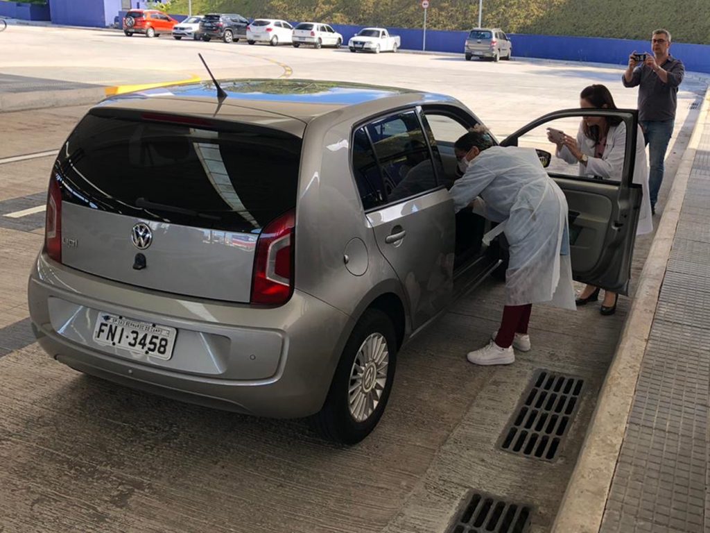 Operadora transformou Terminal Alvarenga em PitStop para vacinação São Bernardo do Campo (SP) – 2 de abril de 2020 – A BR7 Mobilidade, nova operadora de transporte coletivo público em São Bernardo do Campo, está colaborando com a campanha de vacinação contra a gripe da Prefeitura do Município. A operadora transformou parte do Terminal Alvarenga em PitStop para vacinação, que foi realizada pelos profissionais da saúde em uma verdadeira operação de Drive-Thru. No Drive-Thru, os munícipes sequer precisam descer do veículo para receber a proteção. A ação inédita de realizar a vacinação contra a Influenza fora das UBSs é mais uma estratégia da Prefeitura de São Bernardo para o combate ao COVID-19. O objetivo é evitar a aglomeração de idosos, principal grupo vulnerável à doença, nas Unidades de Saúde. A segunda etapa da campanha de vacinação contra a Influenza terá início no dia 16 de abril e terá como alvo professores de escolas públicas e privadas, além de profissionais das forças de segurança e salvamento, portadores de doenças crônicas não transmissíveis e outras condições clínicas especiais. Está previsto para sábado (09/05), o ‘Dia D de Mobilização Nacional’, data em que terá início a terceira fase de vacinação, destinada a crianças de 6 meses a menores de 6 anos, gestantes, puérperas, povos indígenas, adolescentes e jovens de 12 a 21 anos sob medidas socioeducativas, população privada de liberdade, funcionários do sistema prisional, adultos de 55 a 59 anos de idade e deficientes. A campanha se estenderá até 22 de maio. Crédito das imagens: Arquivo BR7 Mobilidade