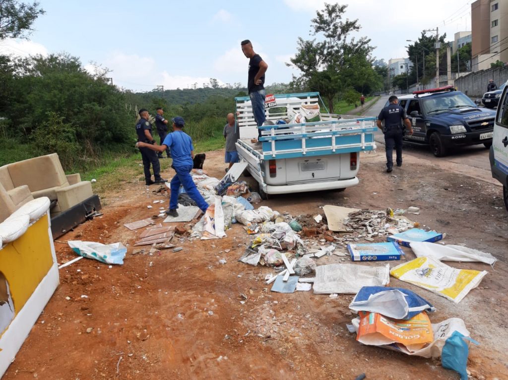 Semasa flagra descarte irregular de lixo durante operação de fiscalização