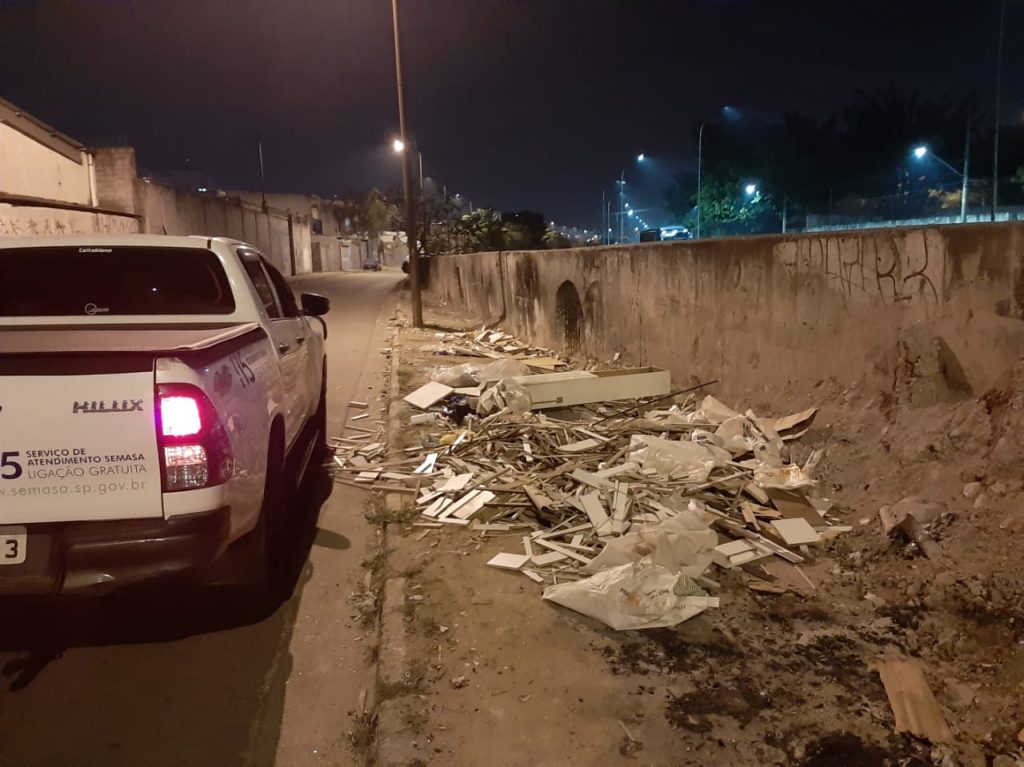 Semasa autua empresa de São Bernardo por descarte de madeira na avenida Lauro Gomes