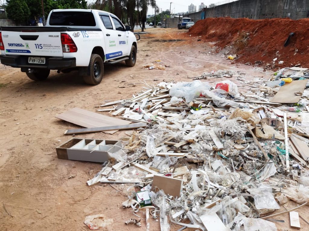 Empresa de móveis é flagrada em descarte irregular de resíduos na Vila Sacadura Cabral