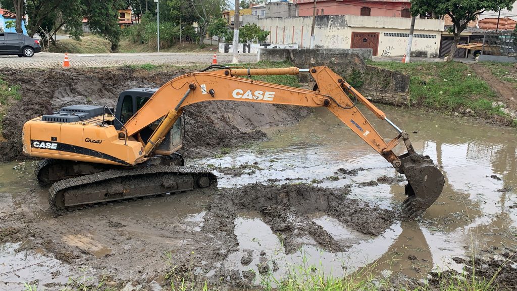 Limpeza e desassoreamento do Piscinão Bom Pastor