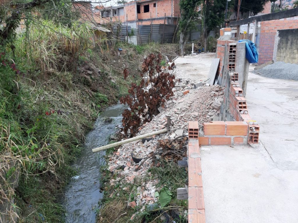 Semasa autua construtor por descarte de entulho dentro de córrego