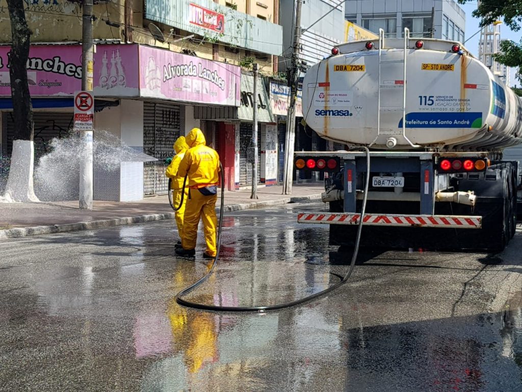 Lavagem de ruas de Santo André continua mesmo com a flexibilização da quarentena