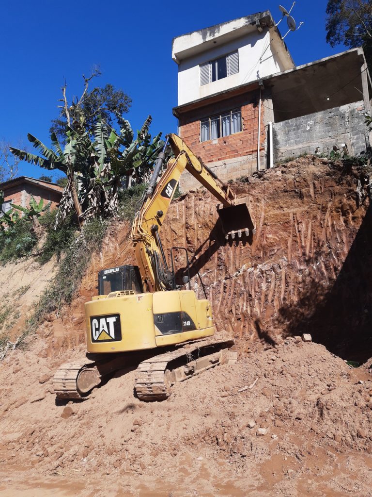 Semasa flagra movimentação irregular de terra no Recreio da Borda do Campo