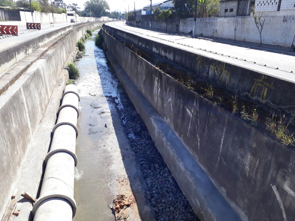 Semasa realiza obra de reforço estrutural no Córrego Guarará