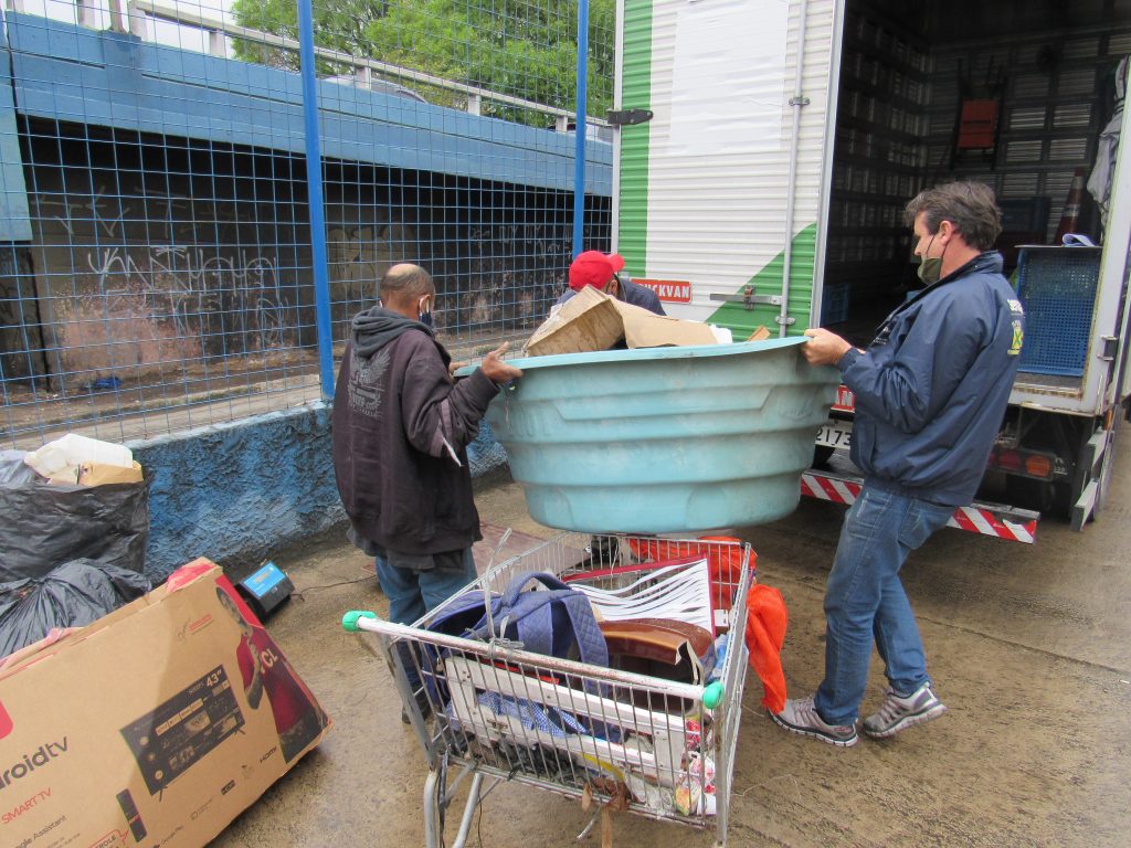 Participante leva recicláveis para trocar por alimentos no núcleo dos Ciganos - Foto Divulgação Semasa