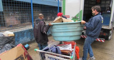 Participante leva recicláveis para trocar por alimentos no núcleo dos Ciganos - Foto Divulgação Semasa