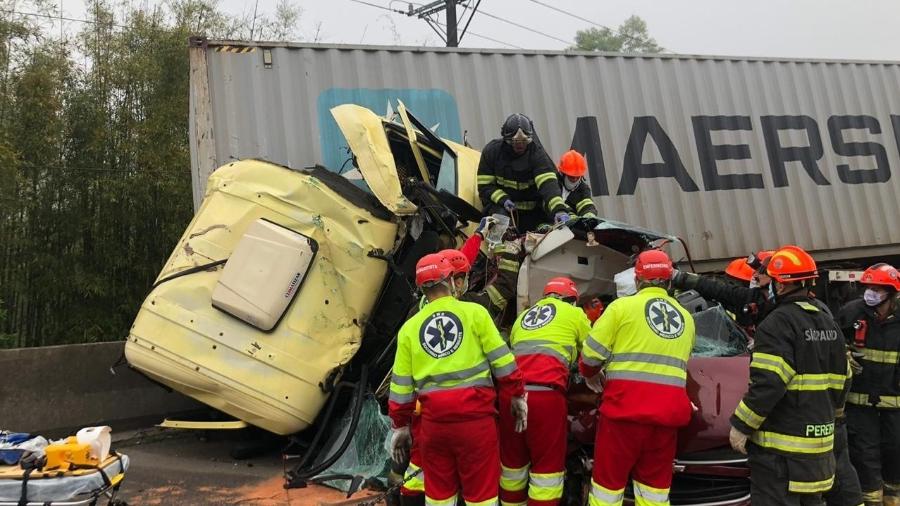 Acidente entre caminhão e automóvel mata duas pessoas e deixa uma presa nas ferragens, no quilômetro 35, da Rodovia Anchieta Imagem: Divulgação/Corpo de Bombeiros de São Paulo