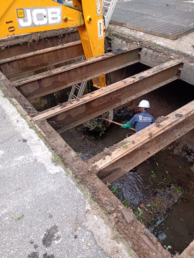 Semasa executa limpeza de ‘piscininhas’ da Vila Pires