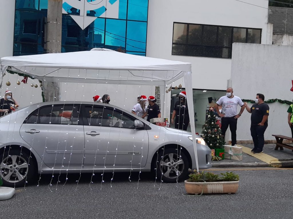 Escola faz Drive Thru de Natal com alunos e professores