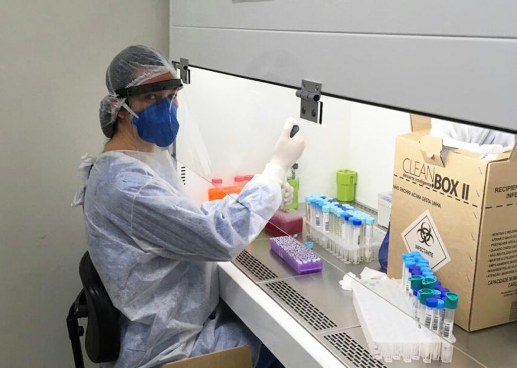Estudantes do curso de Farmácia fazem estágio em laboratório da FMABC para análise de exames de Covid-19