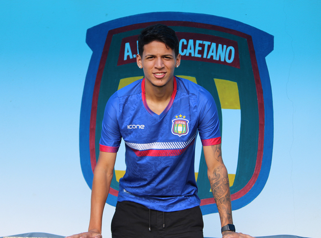 ZAGUEIRO CAETANO É APRESENTADO NO AZULÃO