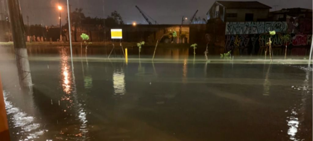 Chuva provoca alagamentos na Grande SP e rua 'vira' rio em Santo André