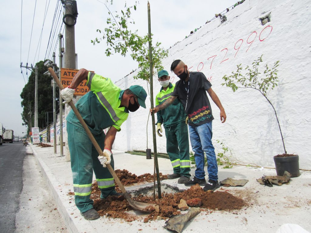 Semasa revitaliza ponto de descarte irregular na avenida dos Estados