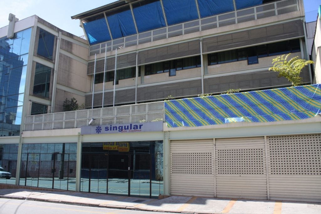 Colégio faz drive-thru para arrecadar ração animal