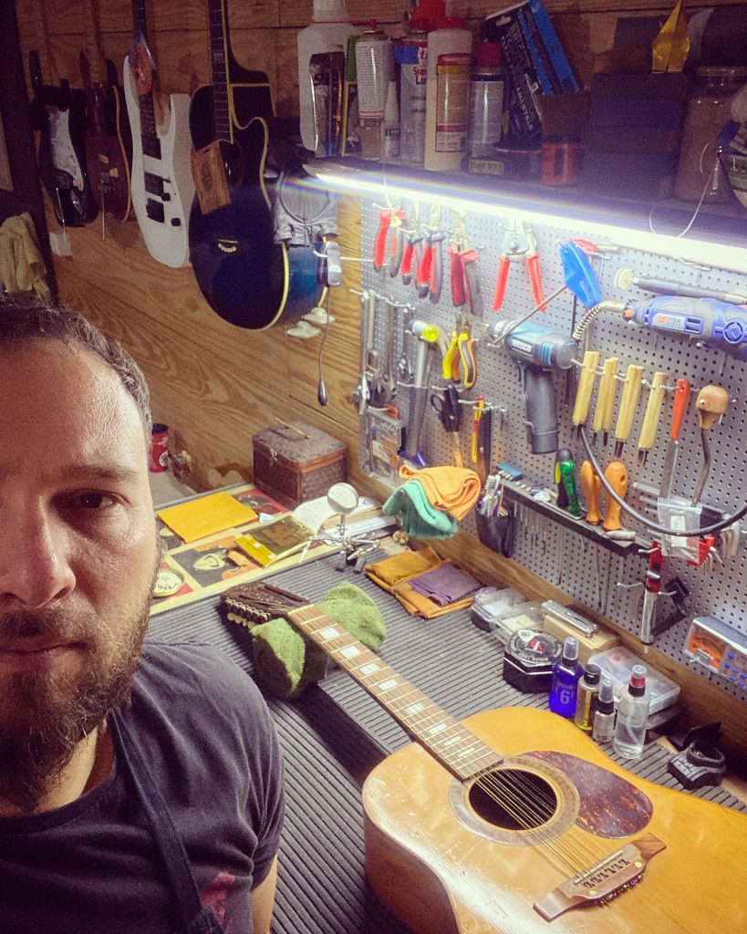 Oficina de luthieria e encontro online sobre backstage estreiam no Youtube; atividades são gratuitas