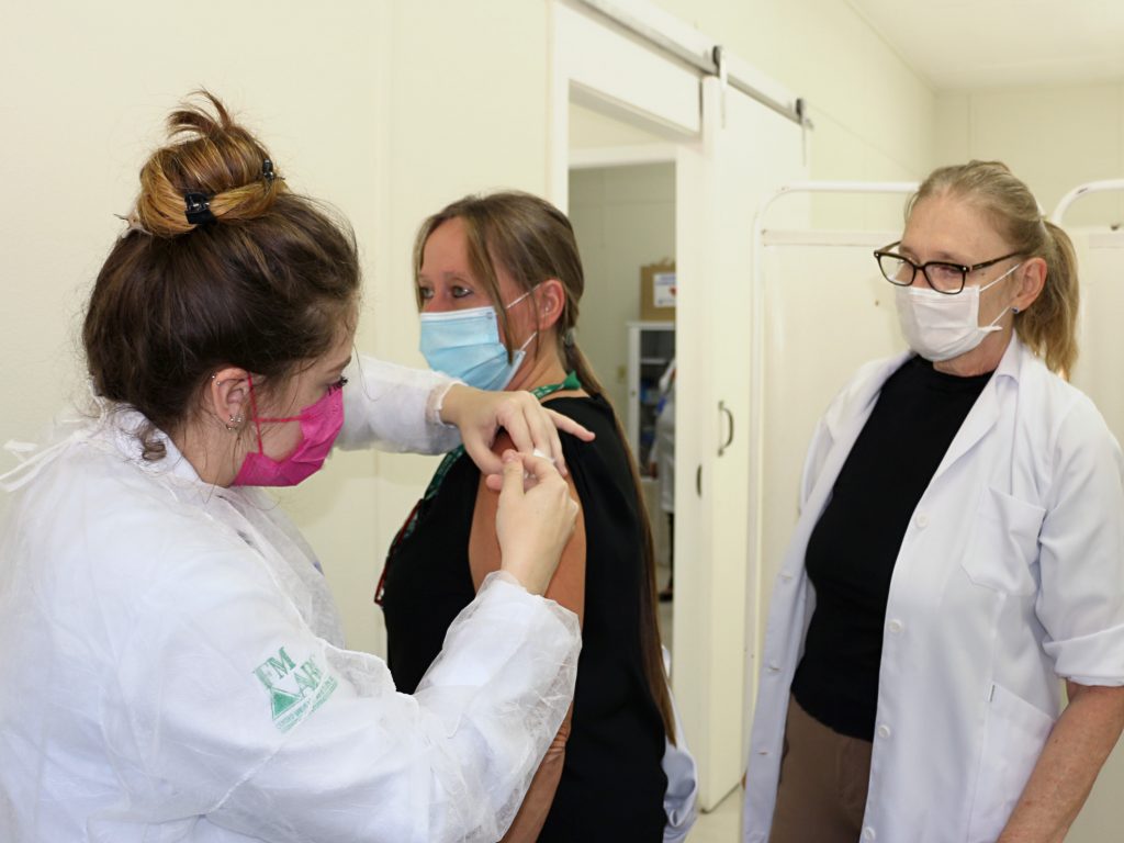 Enfermagem da FMABC vacina trabalhadores da saúde contra o vírus Influenza