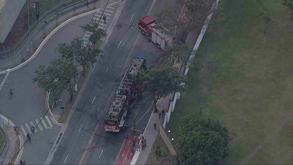 Manifestação incendeia ônibus na Zona Sul de SP — Foto: TV Globo/Reprodução