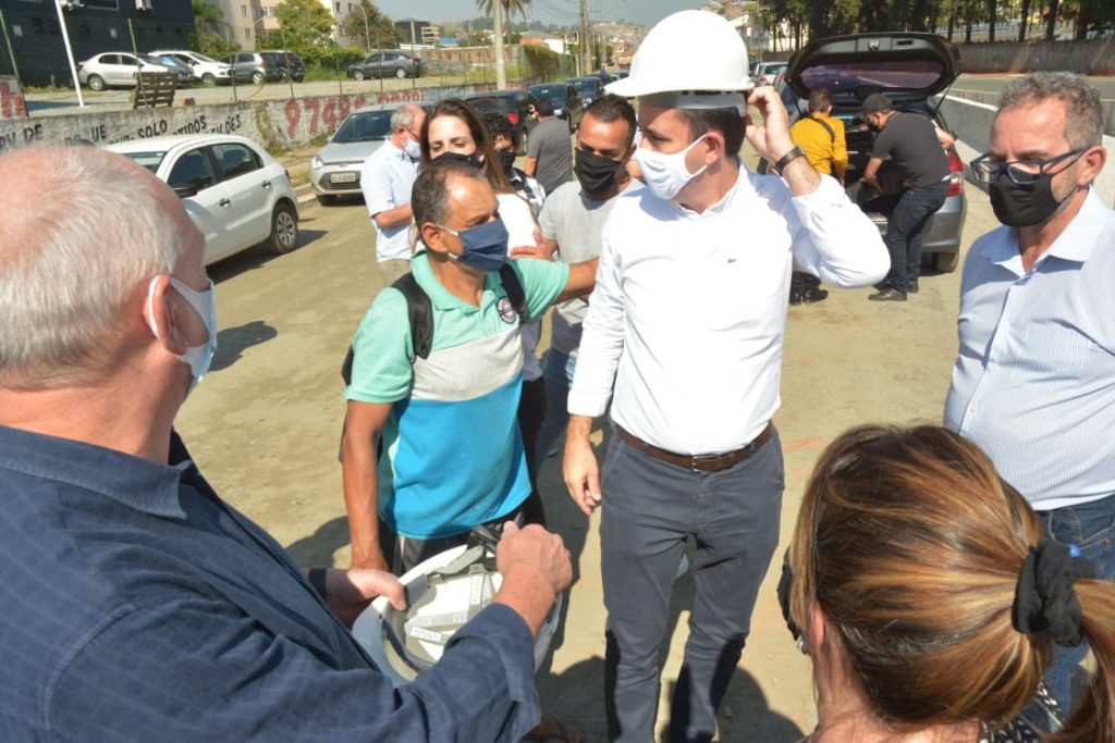 Canalização do córrego Cassaquera avança para rotatória da avenida Giovanni Battista Pirelli