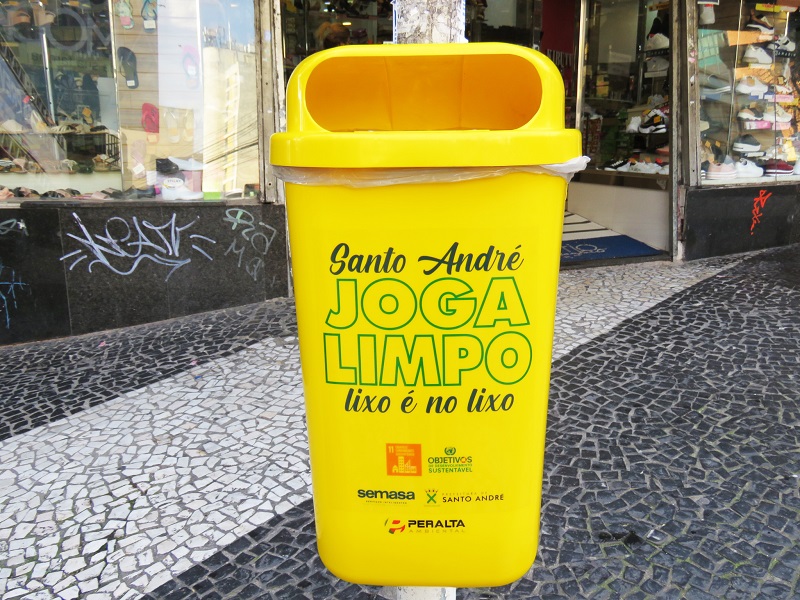 Lixeiras de Santo André têm nova adesivação para estimular descarte correto de resíduos