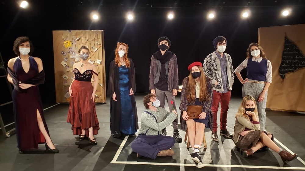 Todas as cartas que (não) escreveram para mim nasce do realismo fantástico e da pesquisa sobre a integração entre Teatro e o Audiovisual