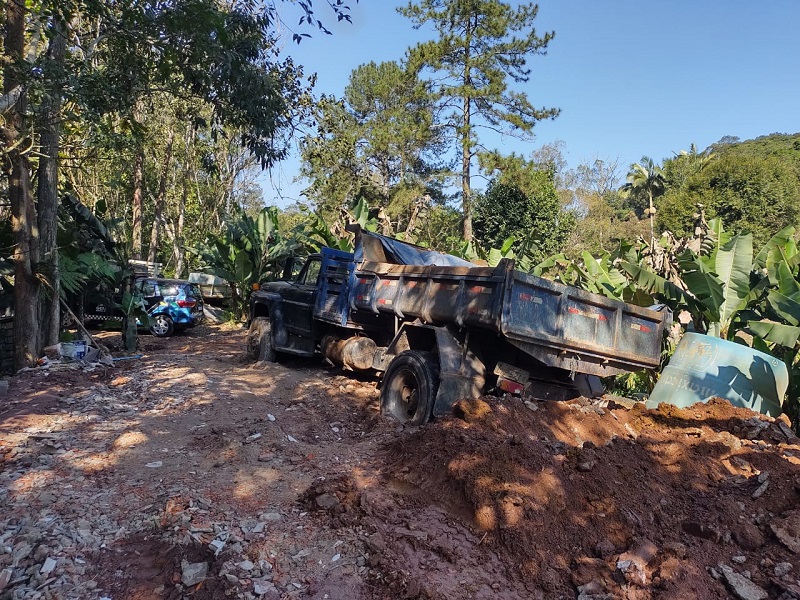 Semasa autua em flagrante infrator que descartava terra e entulho em área de proteção ambiental
