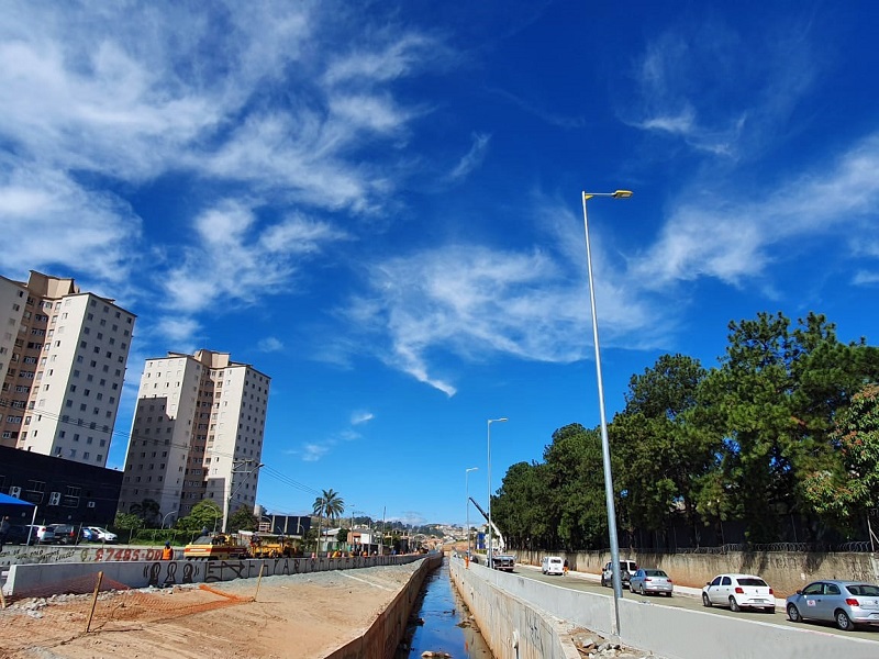 Avenida Luiz Ignácio de Anhaia Mello recebe asfalto e iluminação de LED