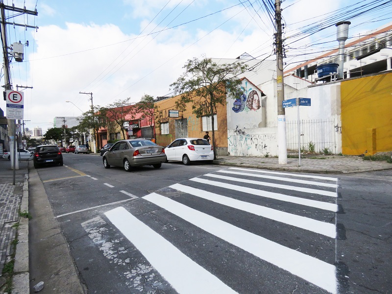 Obras de drenagem bloqueiam parte da rua Senador Flaquer, no Centro de Santo André