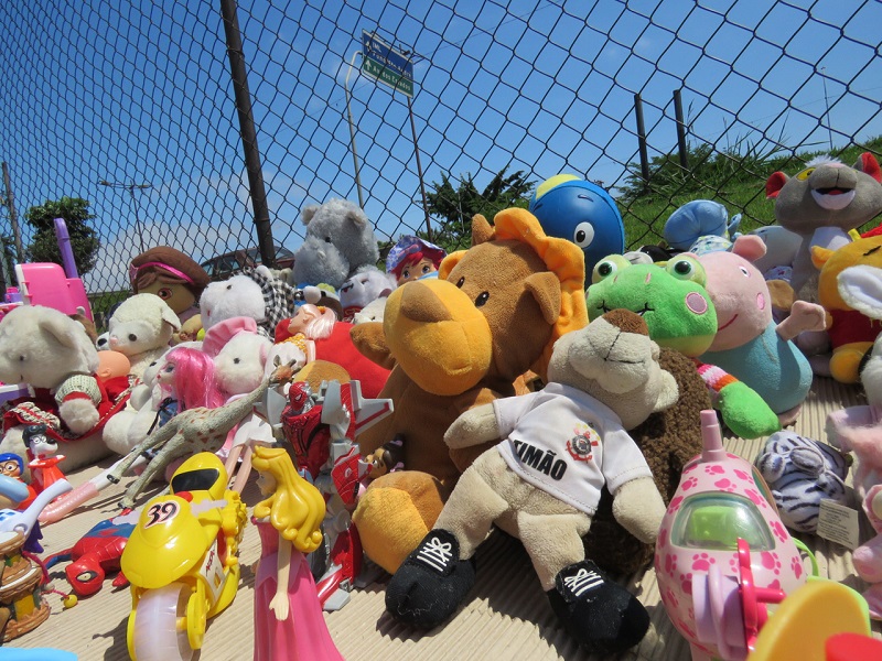 Semasa entrega centenas de brinquedos para crianças da comunidade Sacadura Cabral