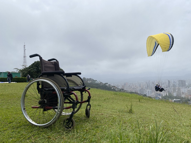 Deficientes voam de parapente