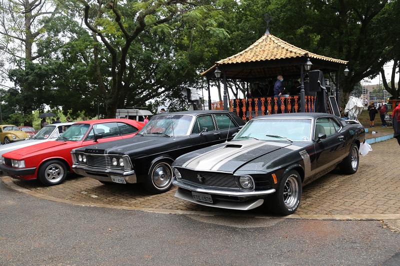 Exposição de carros antigos e show musical são atrações deste domingo no Bosque do Povo