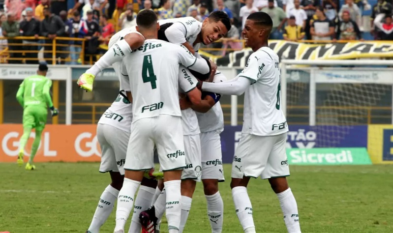 Jogadores do Palmeiras comemoram o gol de Fabinho na partida contra o Mauá, válida pela segunda fase da Copinha Imagem: JORGE BEVILACQUA /ESTADÃO CONTEÚDO