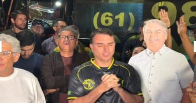 Apoiadores fazem vigília e oração por Bolsonaro após prisão em Brasília