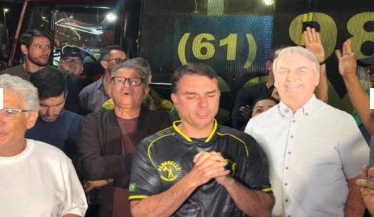 Apoiadores fazem vigília e oração por Bolsonaro após prisão em Brasília