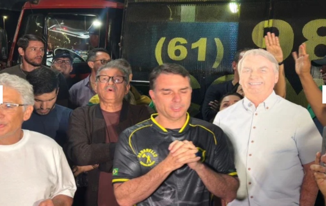 Senador Flávio Bolsonaro e aliados se reúnem em frente ao condomínio do ex-presidente; ato de fé e choro marca o encontro
