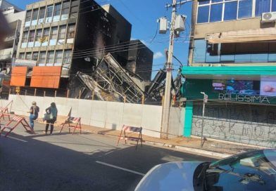 Após incêndio controlado em SBC, imóveis na rua Marechal Deodoro são isolados com tapumes