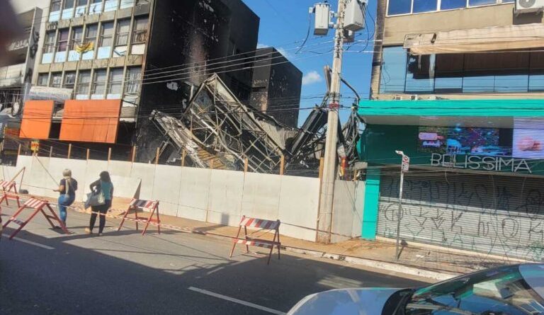 Após incêndio controlado em SBC, imóveis na rua Marechal Deodoro são isolados com tapumes