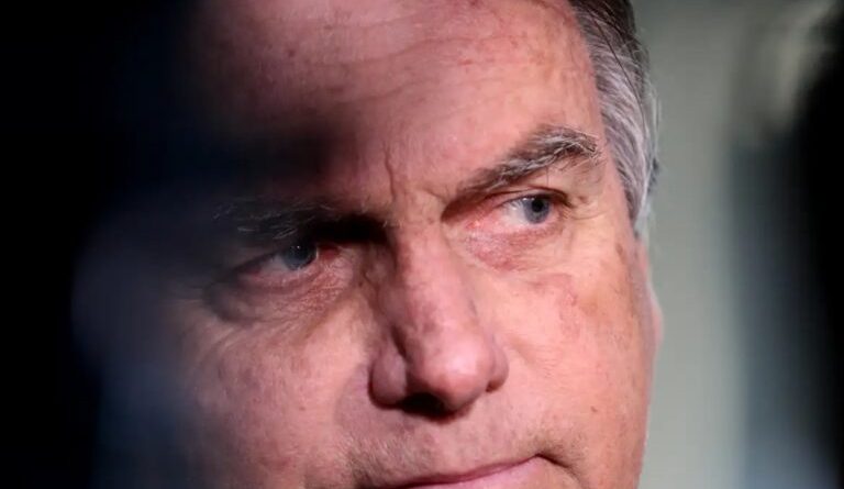 Bolsonaro sofre nova crise de saúde grave e recebe atendimento médico na sede da PF