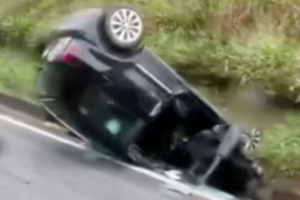 Carro capota na Rodovia Índio Tibiriçá em Ribeirão Pires