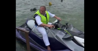 Chef Jacquin radicaliza e pilota jet-ski na Represa Billings