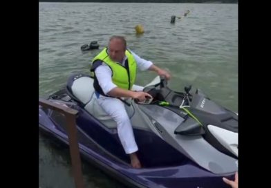 Chef Jacquin radicaliza e pilota jet-ski na Represa Billings